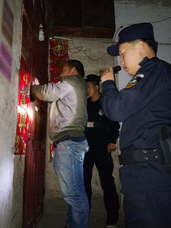 三都县粗心妈妈误将幼女锁家中 