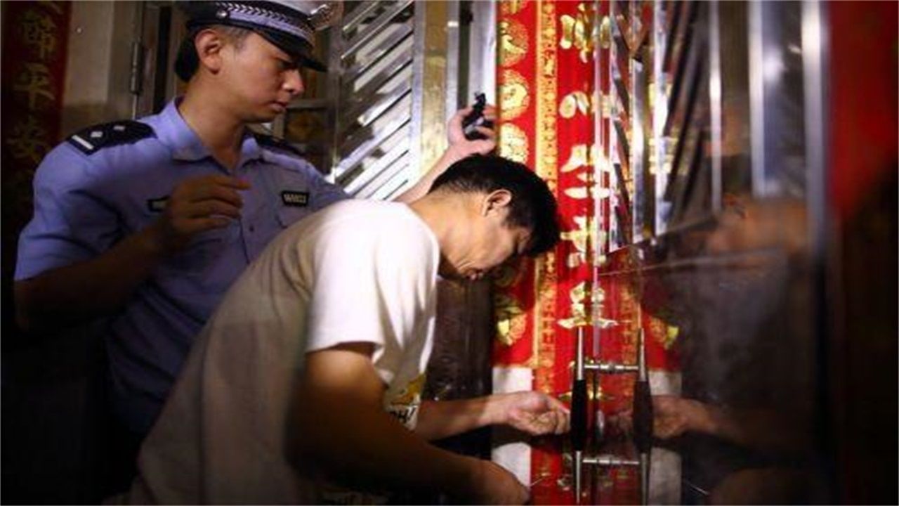 三都县请开锁师傅开了锁后，师傅